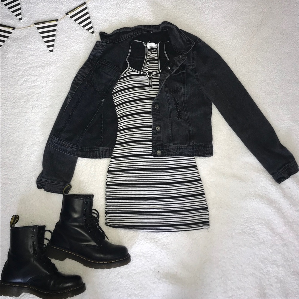 TILLYS//FULL TILT STRIPE MINI DRESS🤍🖤